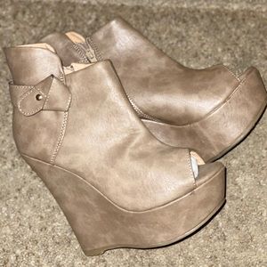 Size 8 open to wedges heal